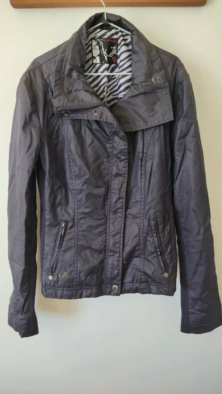 Chaqueta color morado marca JJO talla M