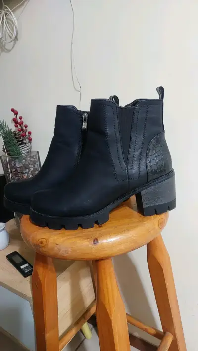Botines negros  con cierre lateral via uno - miniatura 2