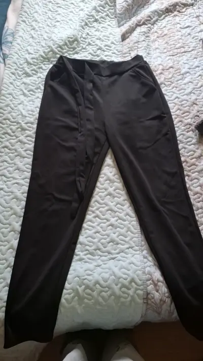 Pantalones negros de tela de mujer con cinturón - miniatura 1