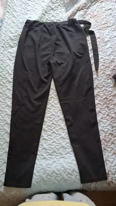 Pantalones negros de tela de mujer con cinturón - miniatura 2