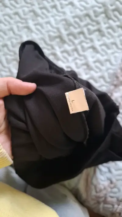 Pantalones negros de tela de mujer con cinturón - miniatura 3