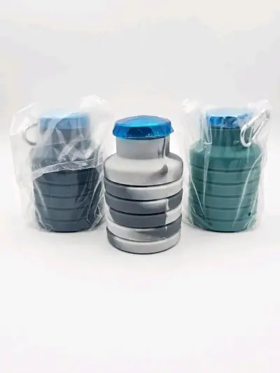 Botella plegable de silicona con tapa azul - miniatura 2