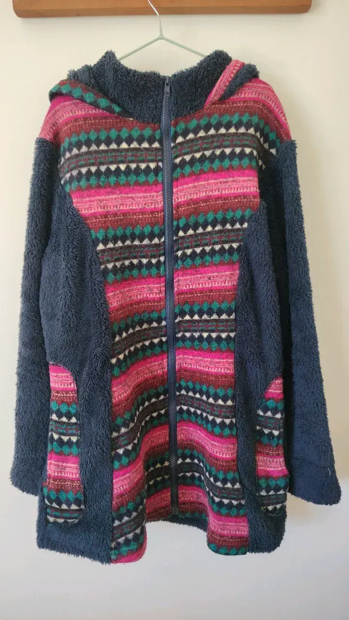 Polerón felpudo con capucha y diseño étnico
