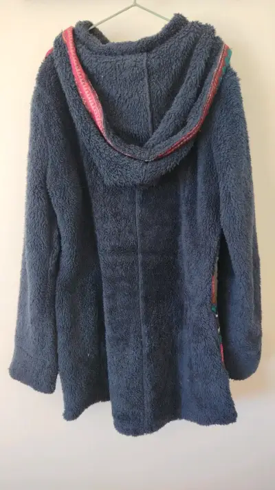 Polerón felpudo con capucha y diseño étnico - miniatura 2