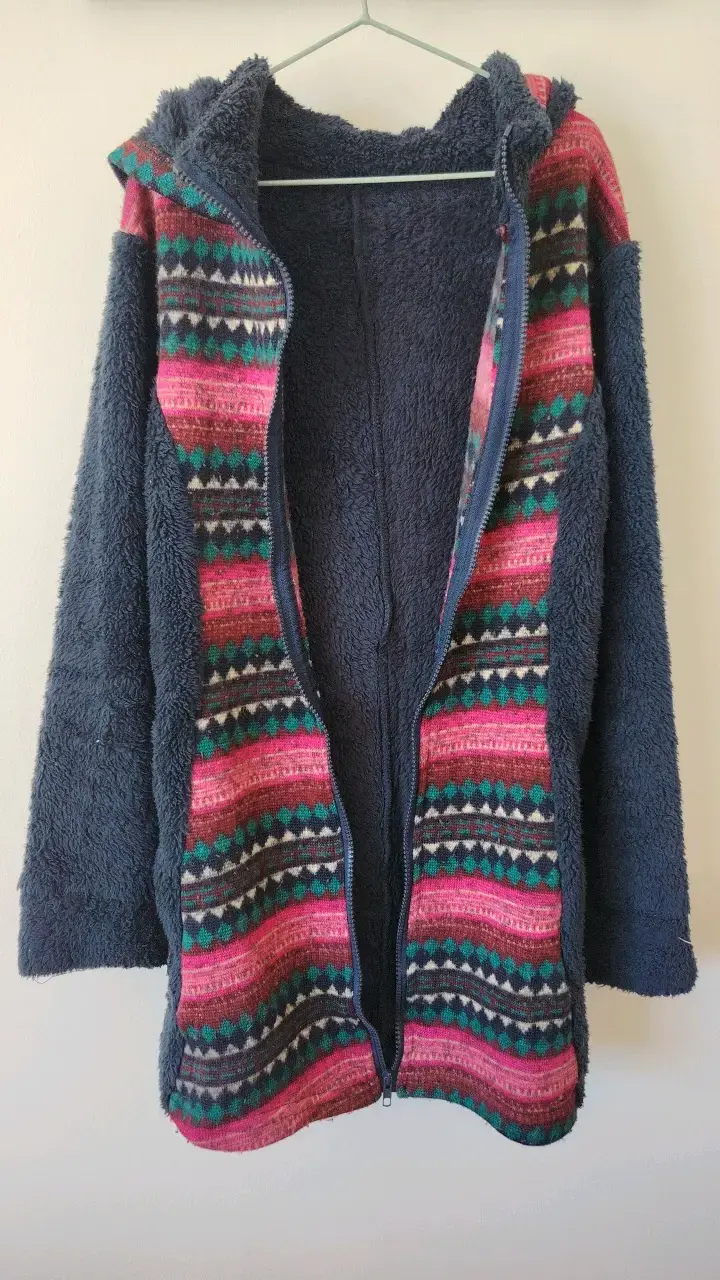 Polerón felpudo con capucha y diseño étnico - 3