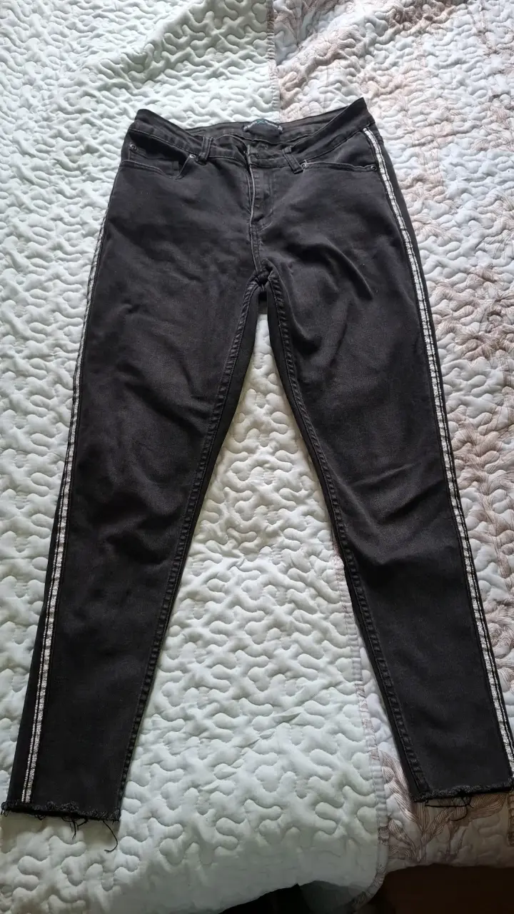 Jeans skinne negros con detalles laterales - 1