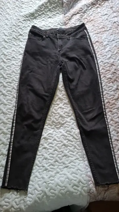 Jeans skinne negros con detalles laterales - miniatura 1