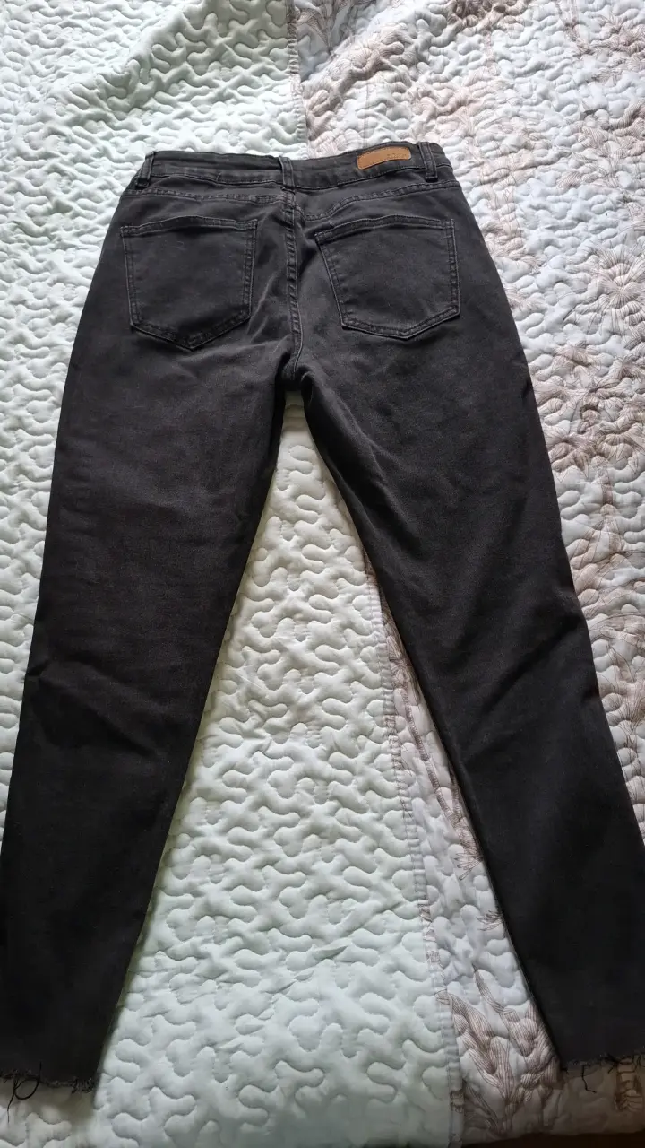 Jeans skinne negros con detalles laterales - 2