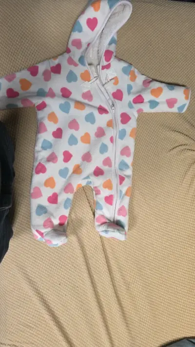 Enterito de bebé con diseño de corazones - miniatura 1