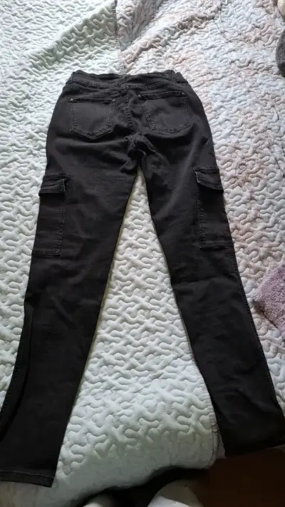 Pantalones cargo skinne  negros para mujer - miniatura 2