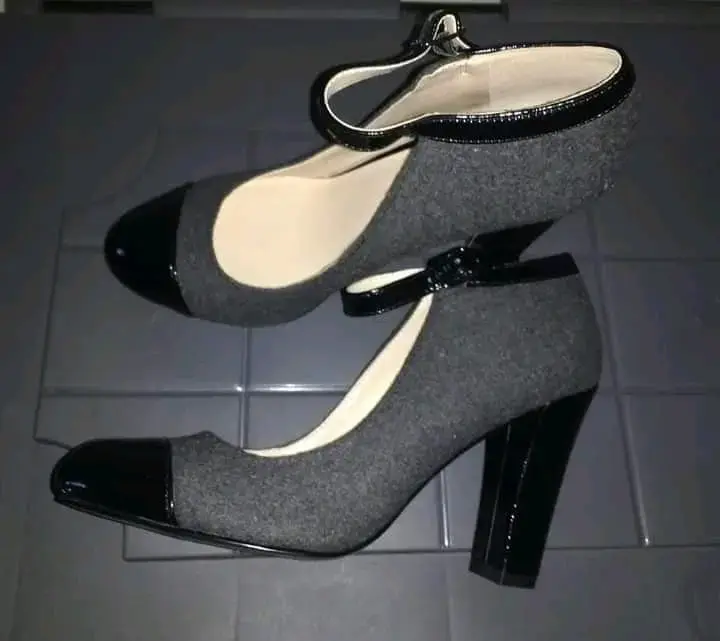 Zapatos de tacón gris y negro con correa - 1