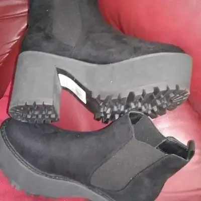 Zapatos de tacón gris y negro con correa - miniatura 2
