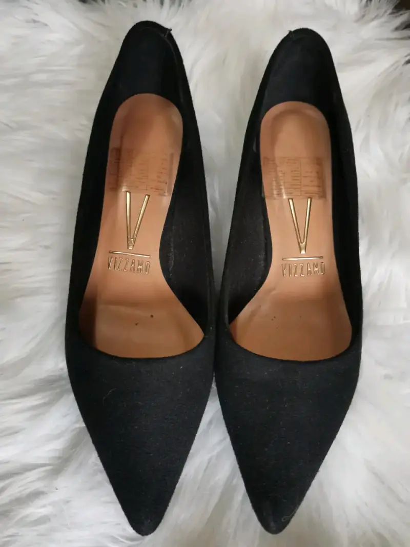 Zapatos de tacón gris y negro con correa - 4