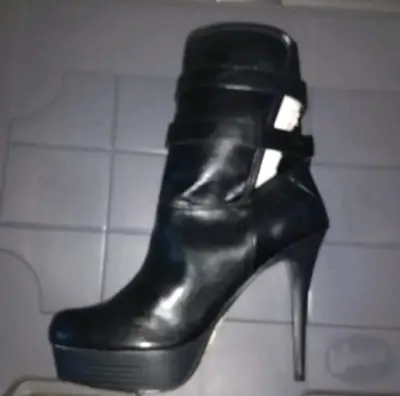 Zapatos de tacón gris y negro con correa - miniatura 5