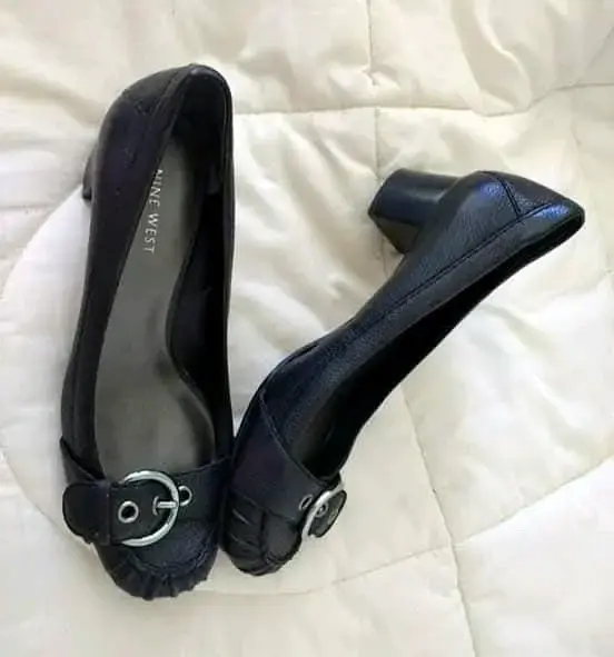 Zapatos de tacón gris y negro con correa - 6