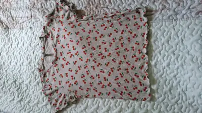 Polera estampada de cerezas para mujer - miniatura 1