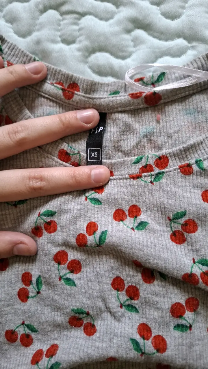 Polera estampada de cerezas para mujer - 3
