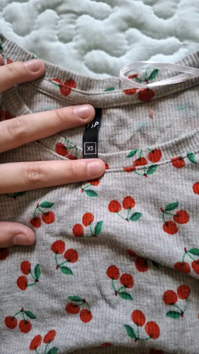 Polera estampada de cerezas para mujer - miniatura 3