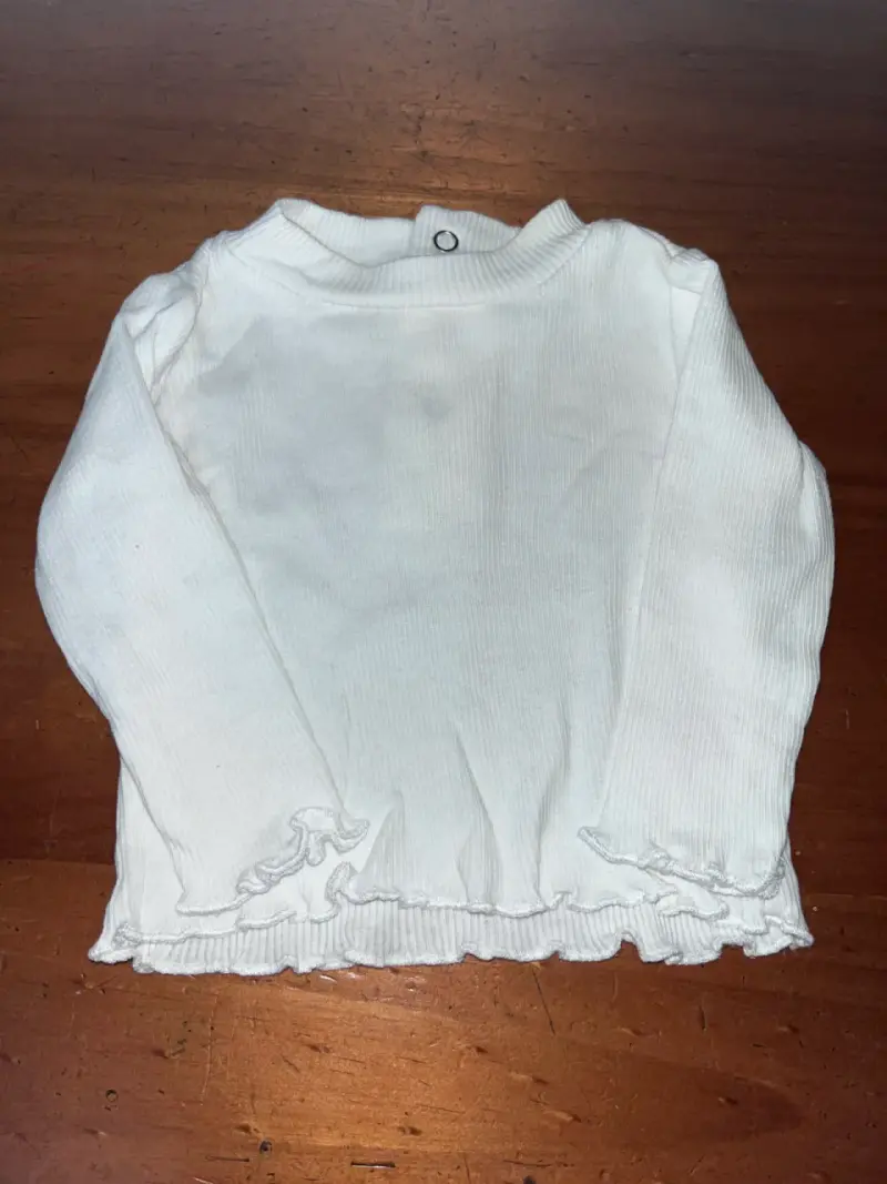 Polera blanca de niña con cuello alto