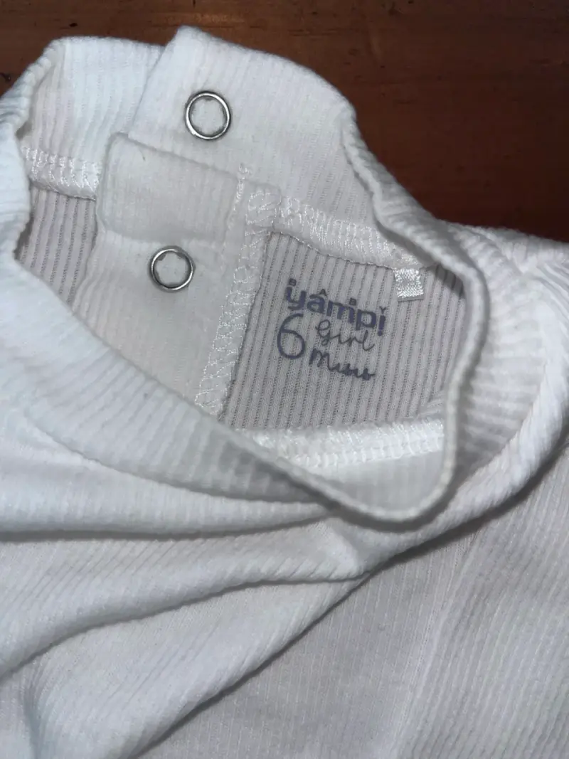Polera blanca de niña con cuello alto - 2