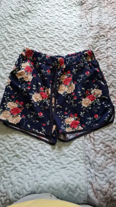 Shorts de mujer con estampado floral - miniatura 1