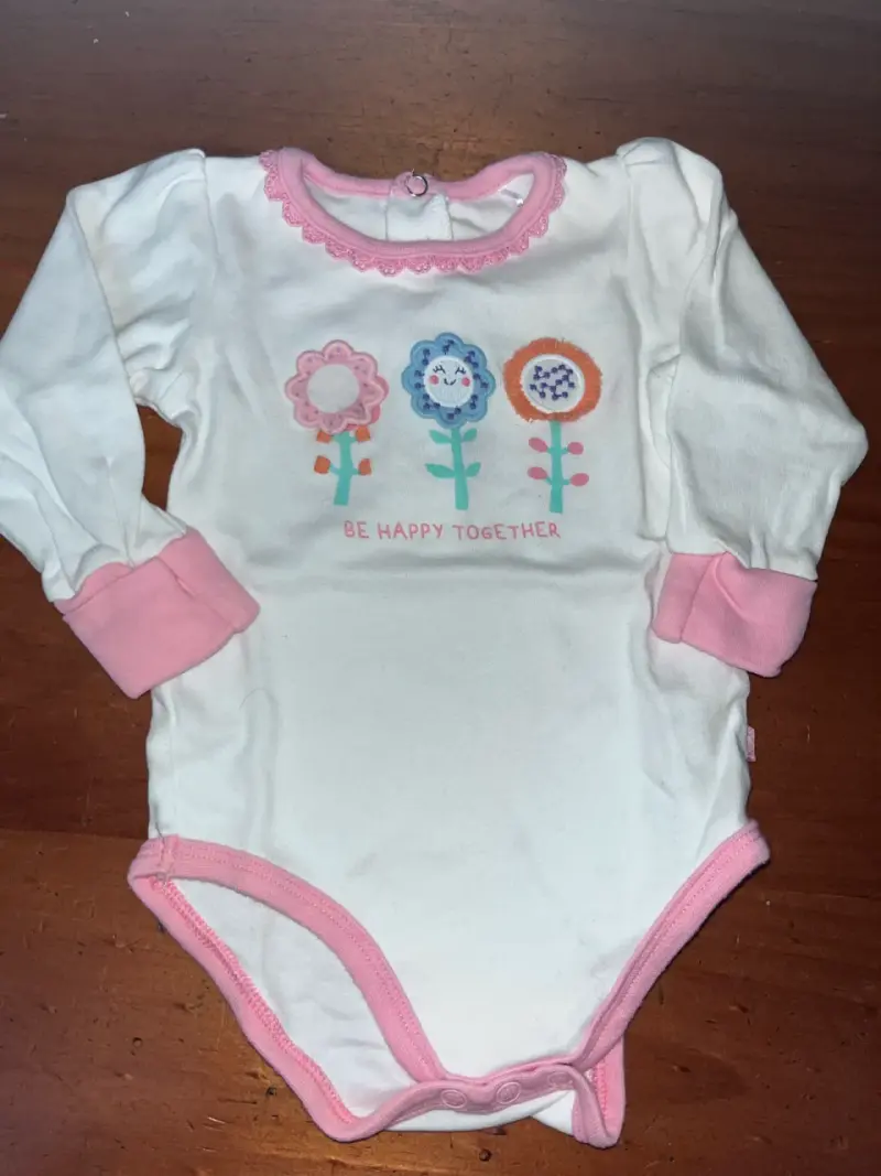 Body de bebé blanco con detalles rosados Pilling
