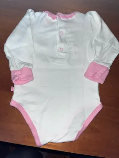 Body de bebé blanco con detalles rosados Pilling - miniatura 3