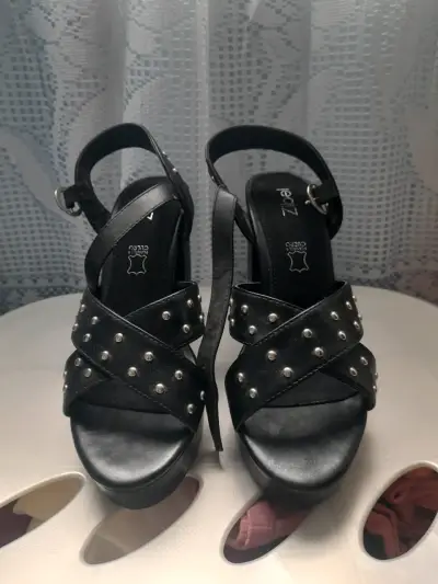 Sandalias de Tacón Alto Negras con Tachas - miniatura 1