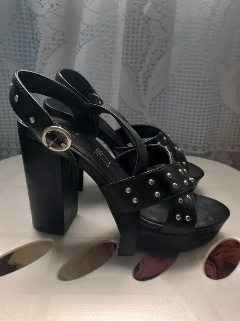 Sandalias de Tacón Alto Negras con Tachas - 2