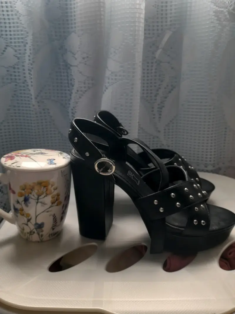 Sandalias de Tacón Alto Negras con Tachas - 3