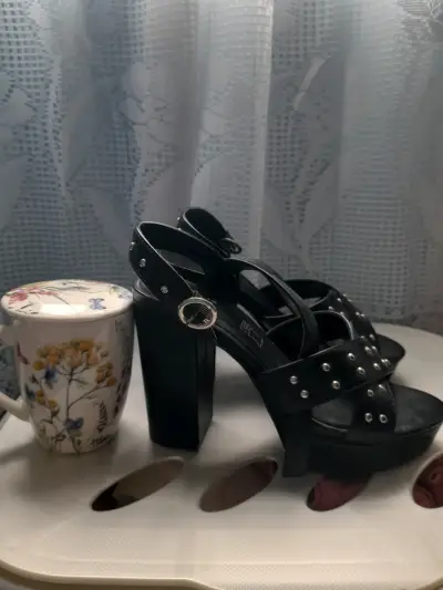 Sandalias de Tacón Alto Negras con Tachas - miniatura 3