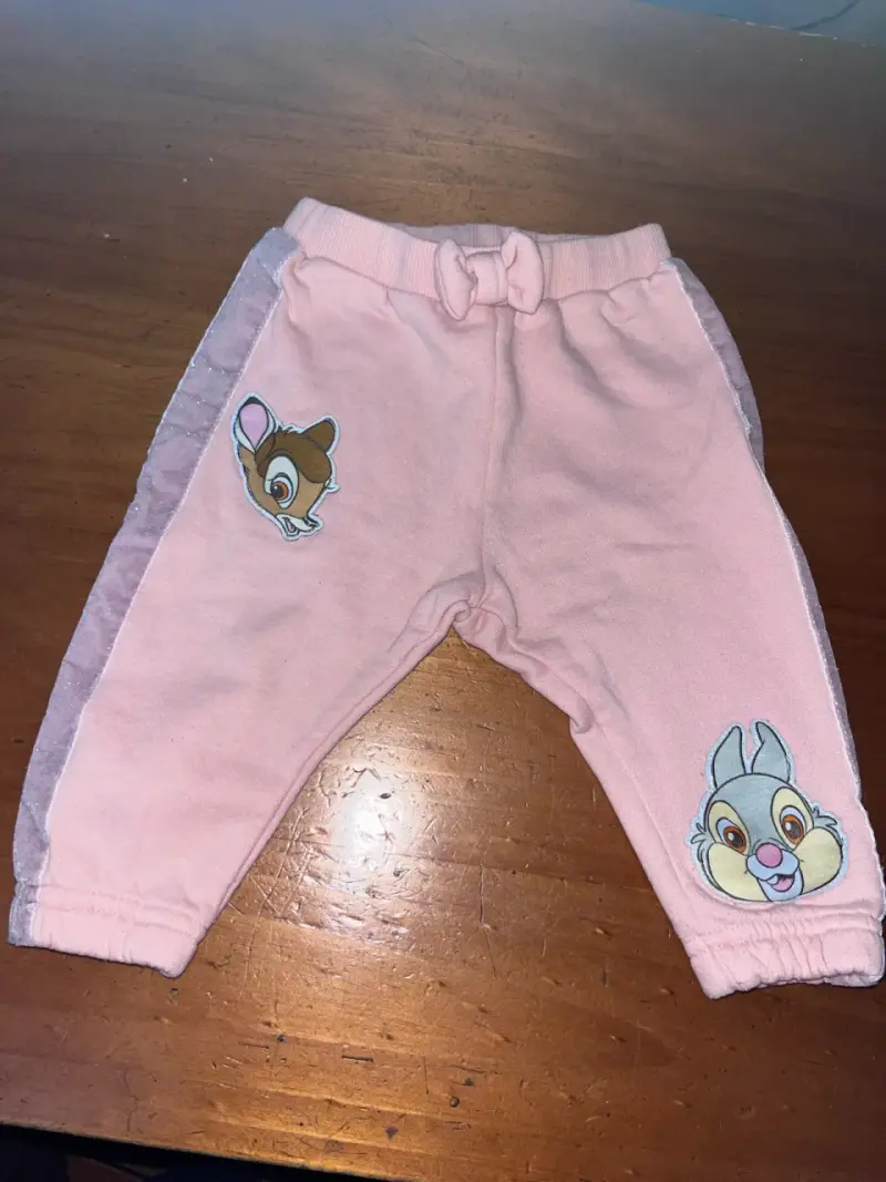 Pantalones rosados de bebé Disney con estampado