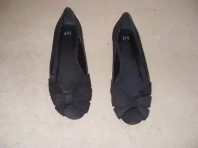 Zapatos planos negros con lazo para mujer - miniatura 1