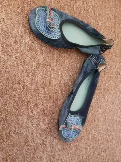 Zapatos planos negros con lazo para mujer - miniatura 2