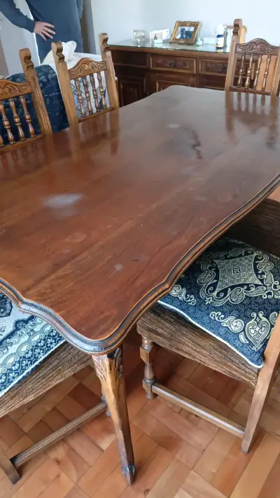Mesa de comedor de madera con sillas - miniatura 1