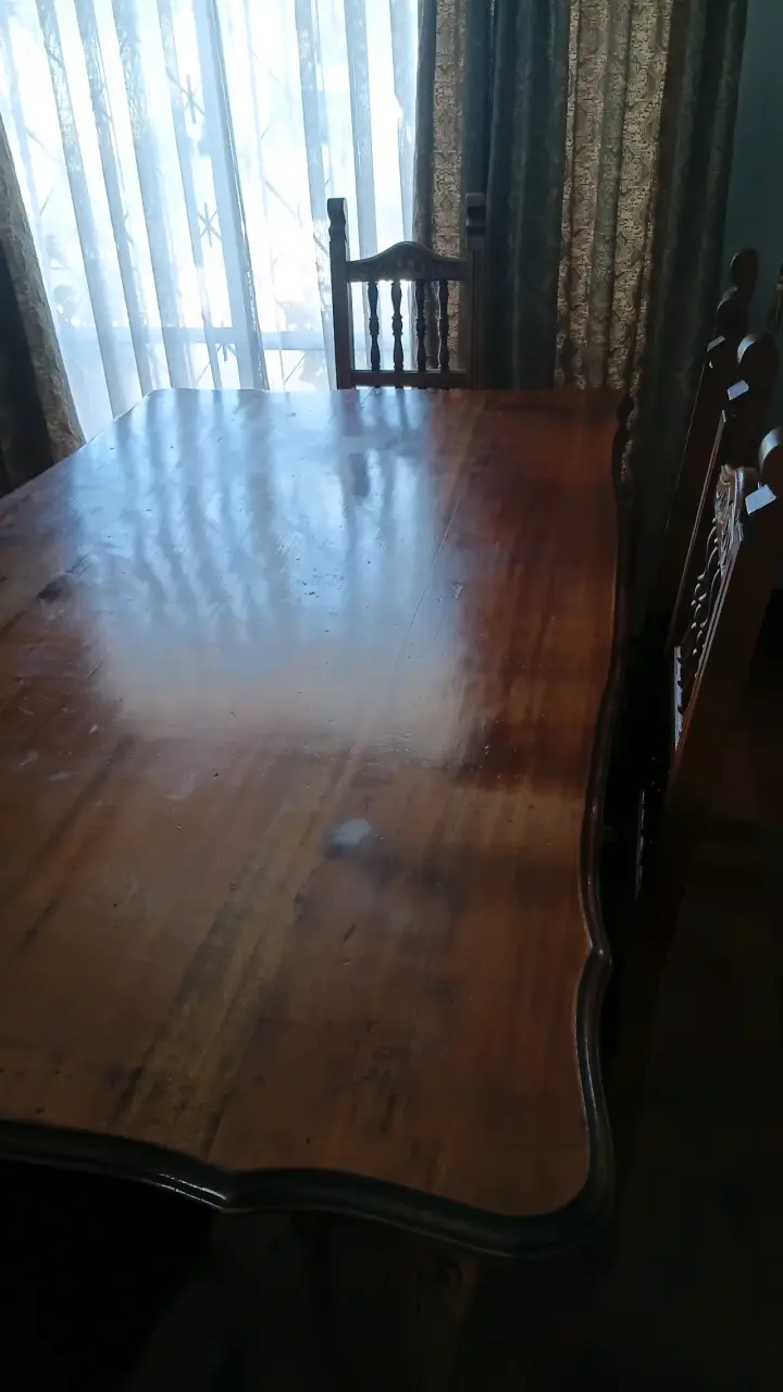 Mesa de comedor de madera con sillas - 3