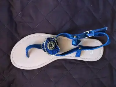 Sandalias de tacón negras elegantes - miniatura 4