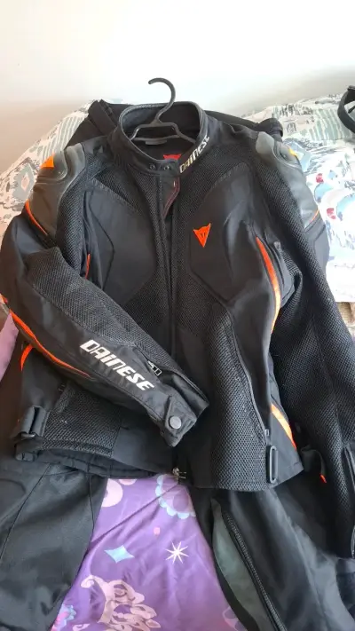 Chaqueta de moto Dainese negra con protecciones - miniatura 1