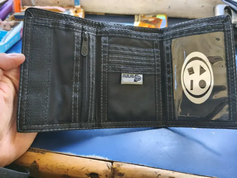 Billetera Maui & Sons negra con diseño tribal - 2