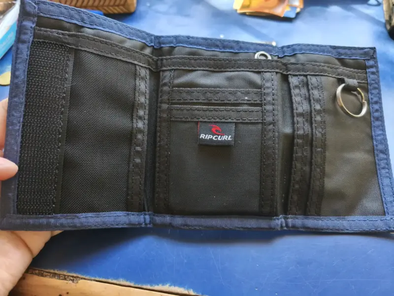 Billetera Maui & Sons negra con diseño tribal - 5