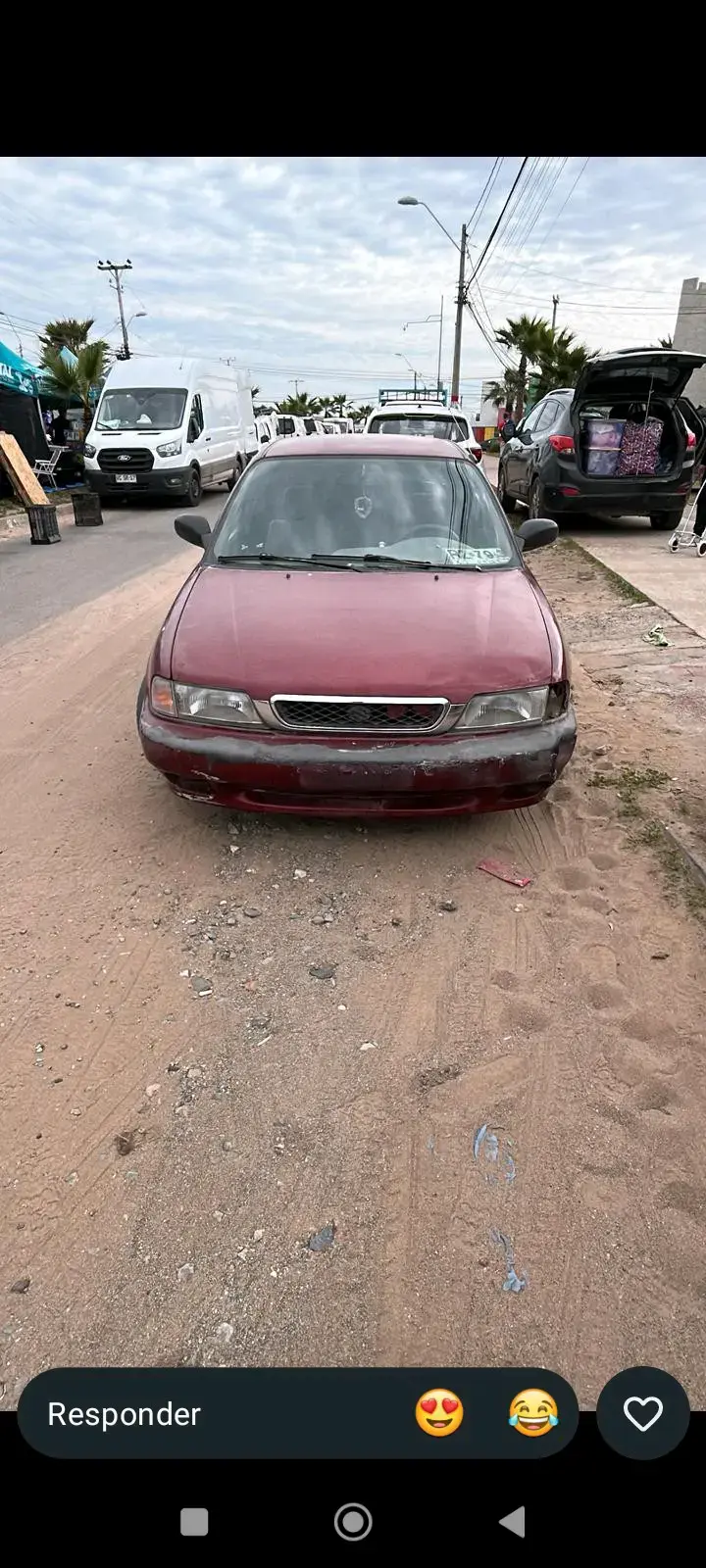 Auto sedán rojo en buen estado - 1