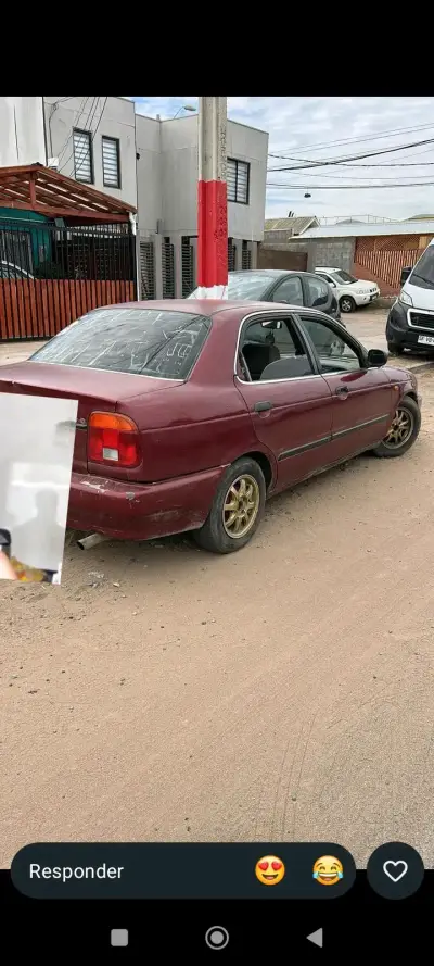 Auto sedán rojo en buen estado - miniatura 2