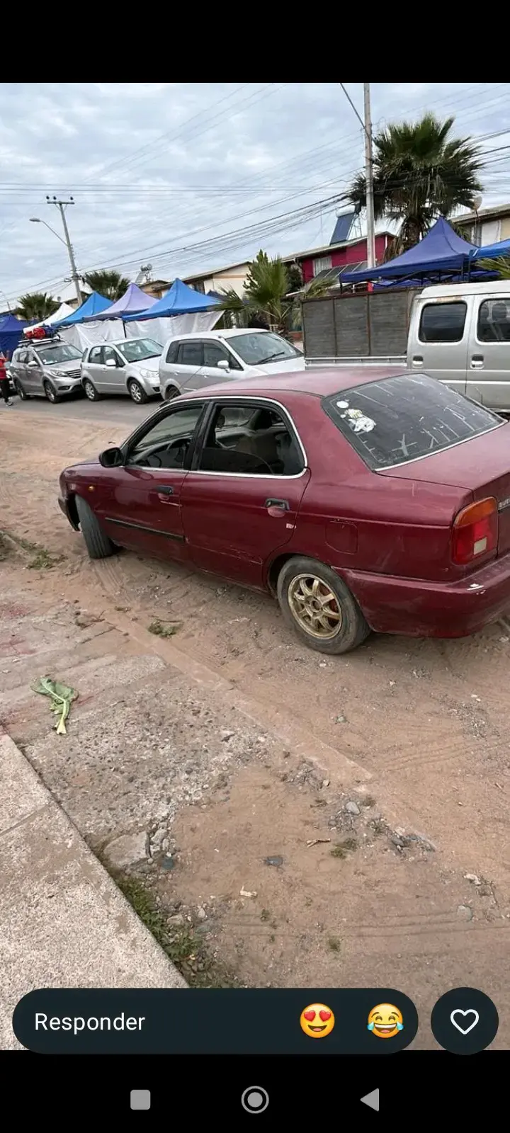 Auto sedán rojo en buen estado - 3