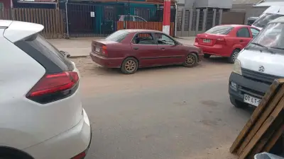 Auto sedán rojo en buen estado - miniatura 4