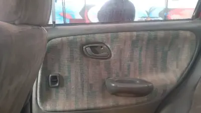 Auto sedán rojo en buen estado - miniatura 6