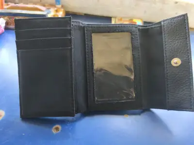 Billetera de cuero negra Basement con cierre - miniatura 1