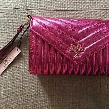 Cartera de mano fucsia con diseño elegante - 1