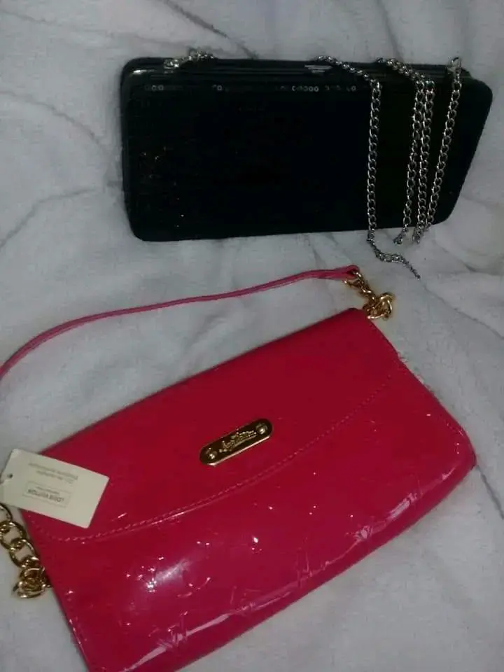 Cartera de mano fucsia con diseño elegante - 2