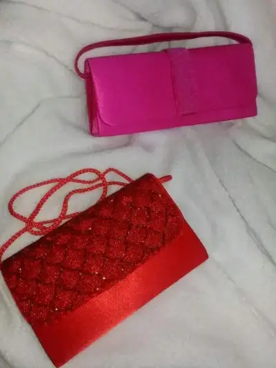 Cartera de mano fucsia con diseño elegante - miniatura 3