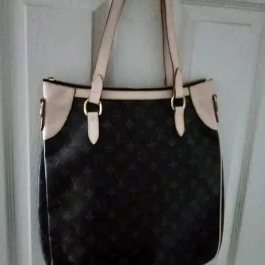 Cartera de mano fucsia con diseño elegante - 4